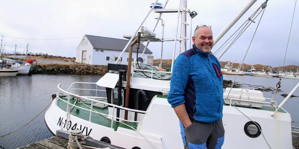 Et langt yrkesliv i fiskebåten har lært Arne Bøkenes at det ikke er noen garanti for at skreien finner veien til innersida av Lofoten. For å få en god start på torskefisket, har han de siste 12 årene startet sesongen i Vesterålen.