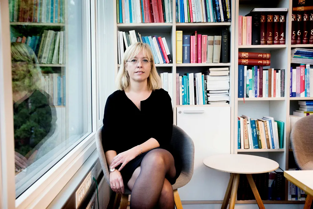 Direktør Åse Wetås i Språkrådet blir beskyldt for å gi utdaterte råd. Det er hun ikke enig i.