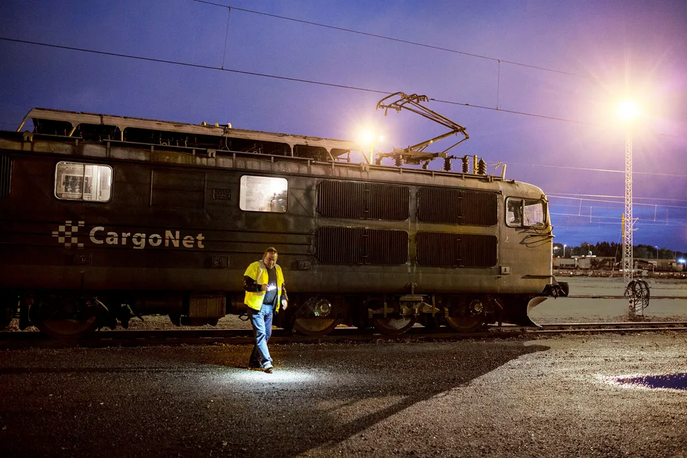 Togtrøbbel for CargoNet. Foran lokfører og tillitsvalgt Rolf Ringdal.