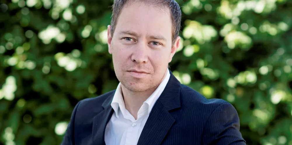 Sverre Johansen har tidligere vært blant annet avdelingsdirektør i daværende Fiskeri- og kystdepartementet med ansvar for ressursforvaltning, kontroll og internasjonale fiskeriforhandlinger.