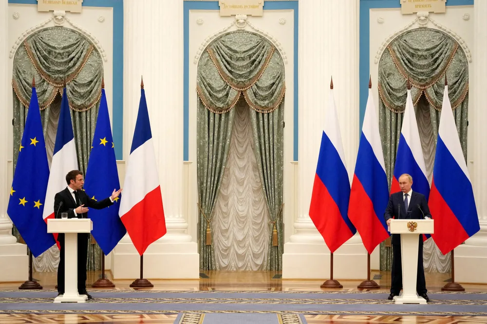 President Emmanuel Macron med diplomatisk fremstøt overfor president Vladimir Putin i forrige uke. Macron nekter for at han har brukt «f-ordet», men lokket er uansett tatt av Pandoras eske, skriver artikkelforfatteren.