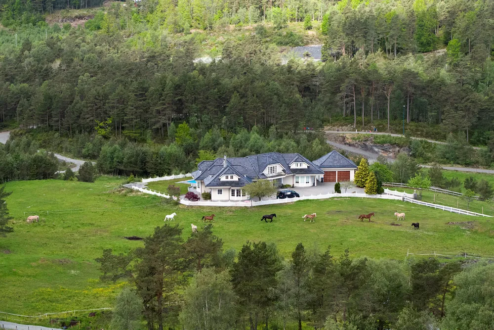 Den 369 kvadratmeter store luksusvillaen på Stord er skilt ut fra Stord Hestesportsenters eiendom. I april gikk eneboligen for seks millioner kroner, og 800 timer dugnadsarbeid.