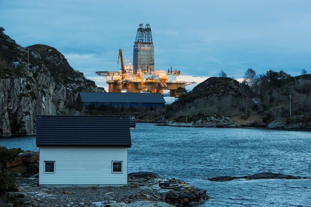 Dette handlar ikkje om eit val mellom fossil industri og nye klimavenlege næringar, men om den sikraste og raskaste vegen over til det nye. Oljeplattformen «Deepsea Atlantic» er nå satt i drift på Johan Sverdrup-feltet.