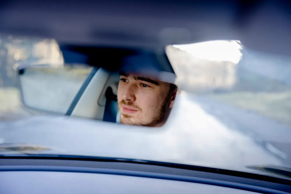Martin Bergo (29) er en av mange nordmenn som har investert i Tesla – og som kjører Tesla. – Når aksjen raste forbi et fall på femti prosent … det hadde jeg ikke sett for meg skulle skje, forteller Bergo.