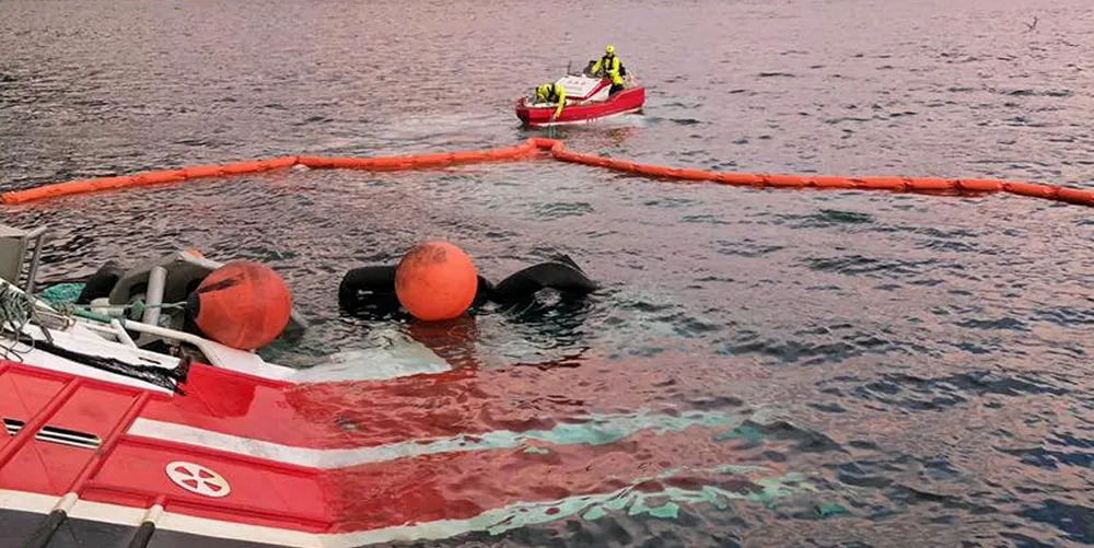 Redningsskøyta «Bergen Kreds» var blant dem som bisto med oljelenser og berging.