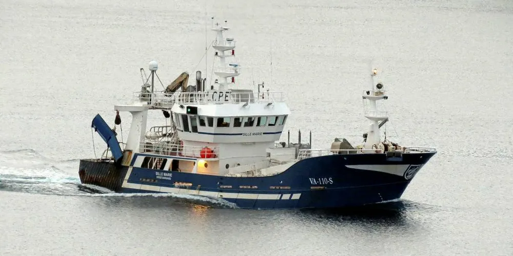 VENTER: «Sille Marie», pelagisk tråler venter med makrellen og er fornøyd med årets industrifiske.Foto: Jon Eirik Olsen