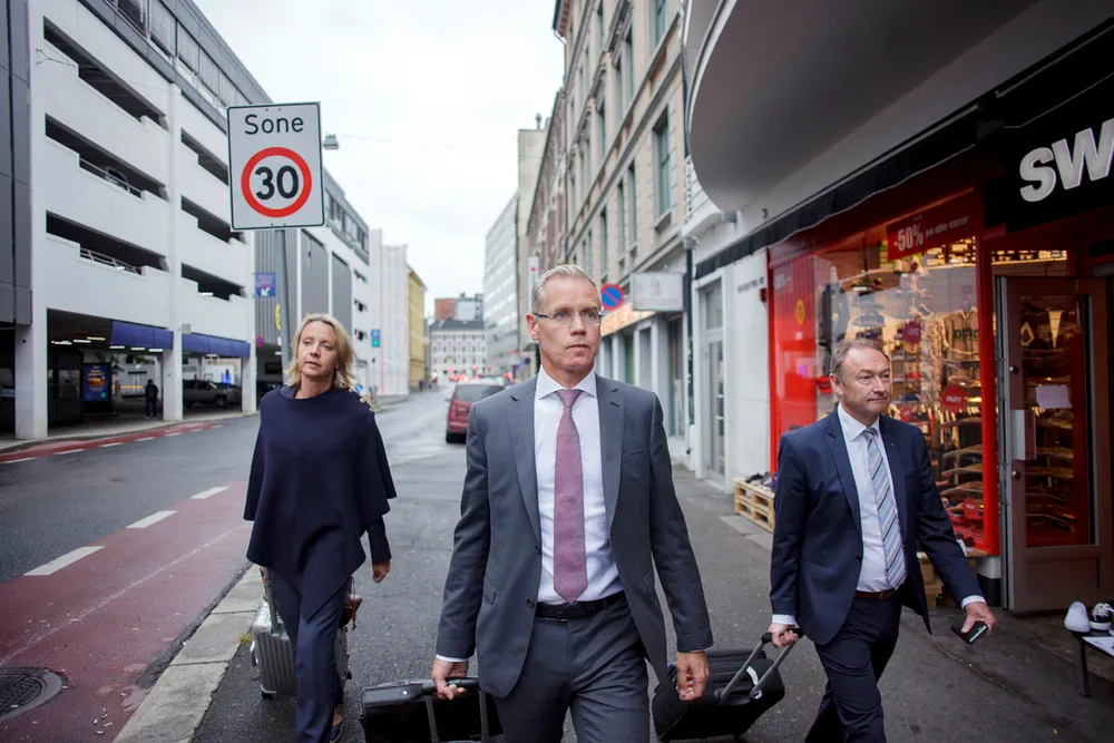 Blir ikke partene enige om en ny avtale, kan det bli streik og parkerte fly mandag morgen. – Det er bekymringsfullt, sier SAS’ konsernsjef Rickard Gustafson (midten), her avbildet tirsdag med Karin Nyman, kommunikasjonsdirektør i SAS og pr-sjef Knut-Morten Johansen. Foto: Javad Parsa