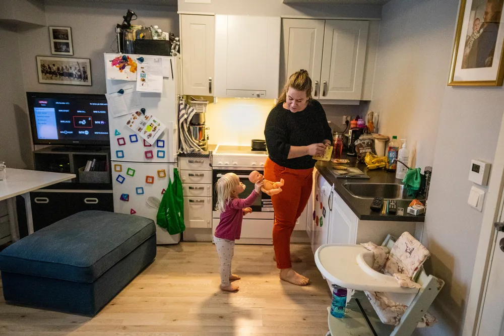 Helene Holmsen Brenna (32) fra Mortensrud i Oslo ble permittert fra kantinejobben 16. mars, og står i fare for å bli arbeidsledig i slutten av mars. Hun ser mørkt på et scenario med dagpenger fra et lavlønnsyrke og eneforsørgeransvar for datteren Agnes Isabell Holmsen (2).