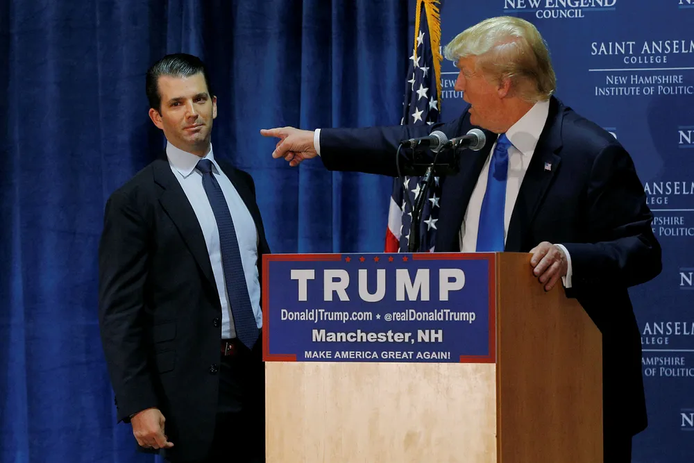 Donald Trump jr. har inngått en avtale om å snakke om sine Russland-forbindelser uten at offentligheten får høre det. Her med pappa president Trump i et arkivbilde. Foto: Brian Snyder/Reuters/NTB scanpix
