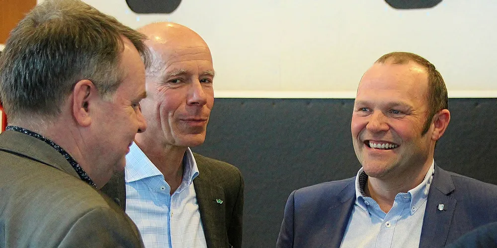 Havnedirektørene Paul Ingvar Dekkerhus (t.h.) i NTHR og Einar Hjorthol i TH i dialog med regiondirektør i Kystverket, Harald Tronstad (med ryggen til). Foto: PKOM/Eystein Fiskum Hansvik