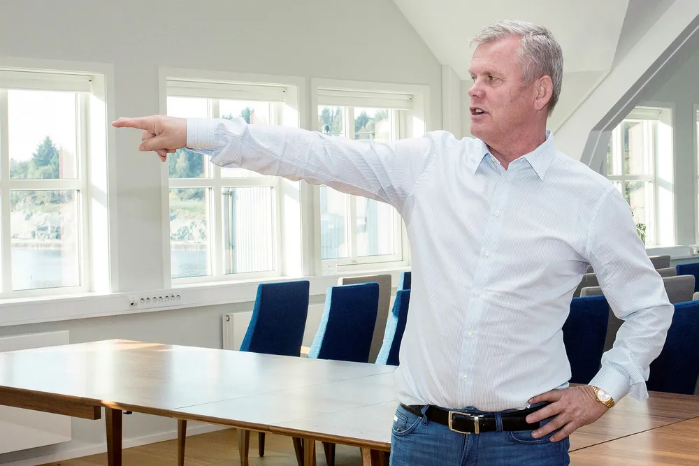 Laksemilliardær Helge Møgster mener lakseskatt kan føre til utflagging.