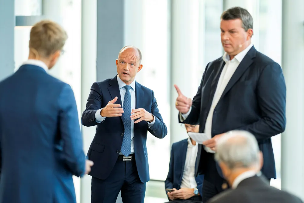NHO-sjef Ole Erik Almlid (t.v.) og LO-leder Hans-Christian Gabrielsen diskuterer jobbskaping og bærekraft nylig da NHO lanserte «Neste Trekk – veikart for fremtidens næringsliv».