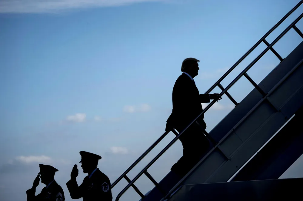 USAs president Donald Trump går om bord i Air Force One på Indianapolis Internasjonale flyplass onsdag kveld. Foto: Brendan Smialowski/AFP photo/NTB scanpix