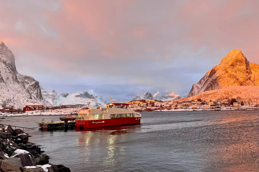 Den nye katamaranen som kommer til «De grønne øyene», Reine og Moskenes Shipping er bygget hos Maritime Partner AS i Ålesund.