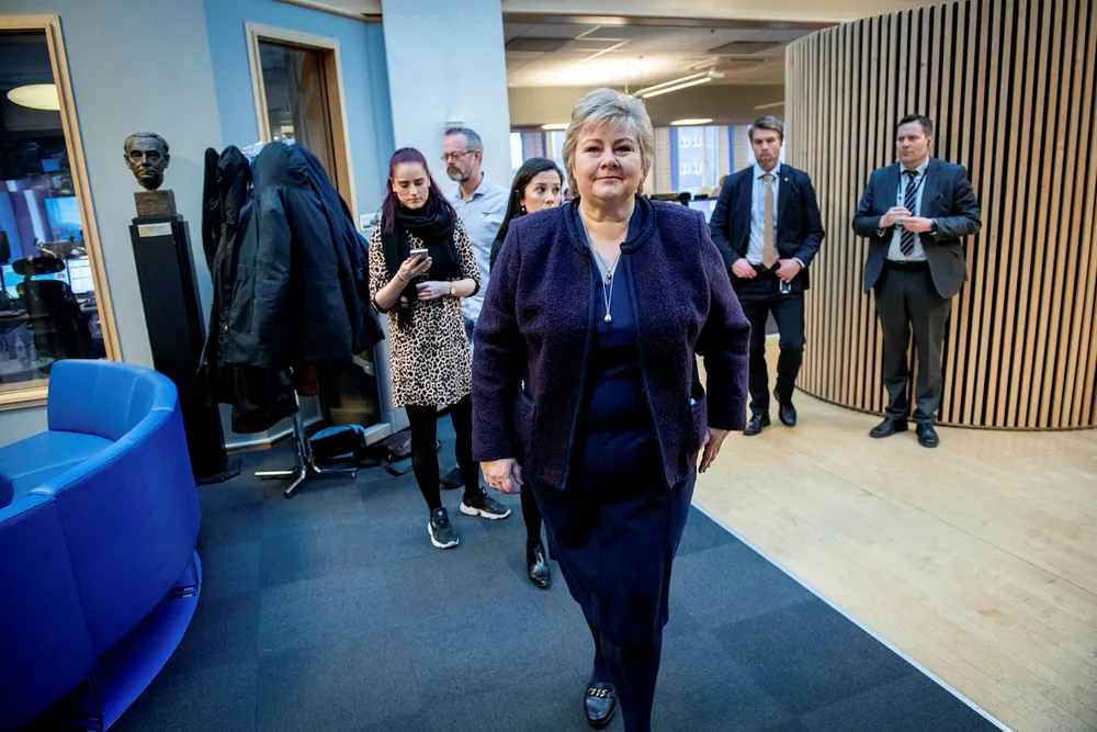 Økonomien er ikke deprimert – det som har skjedd er rett og slett at myndighetene har slukket lyset og låst døren, skriver artikkelforfatteren. Her lyseslokker og statsminister Erna Solberg som har utskrevet medisinen.