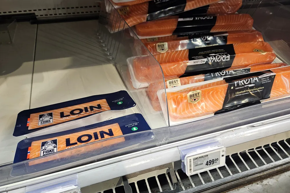 Lakselion fra Insulas merkevare Frøya på en Meny-butikk i Oslo sentrum torsdag. Konkurrenten fra Fiske Mannen, som koster 100 kr/kg mindre, ser ut til å være mer populær.
