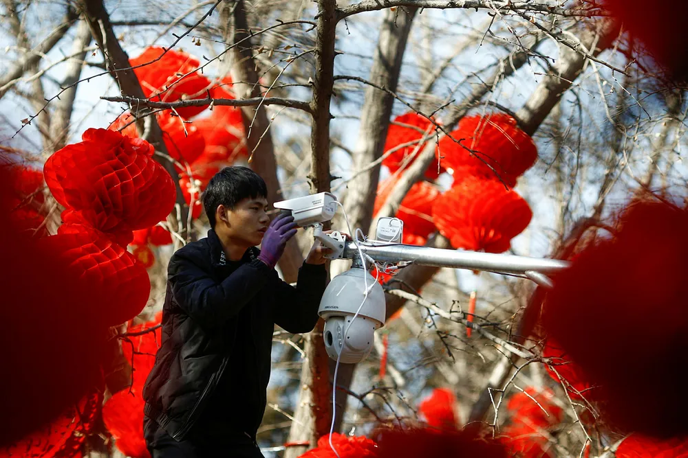 Åtte av verdens mest overvåkede byer er i Kina. I Chongqing er det 168 videokameraer for hver 1000 innbygger. Til sammenligning er det fem kameraer for hver 1000 innbyggere i Bangkok. Hikvision har en børsverdi på nesten 400 milliarder kroner.