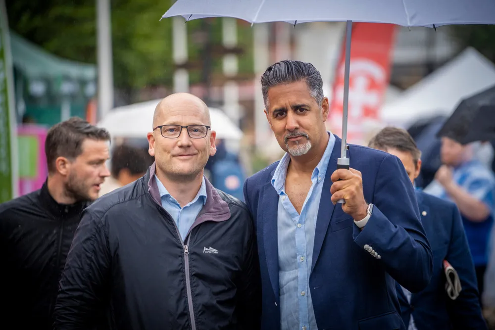 Nestleder i Venstre Abid Raja (t.h.) stiller seg ved lærernes side. Han mener yrket er Norges viktigste. Her står han sammen med leder i Utdanningsforbundet, Steffen Handal på gata i Arendal.