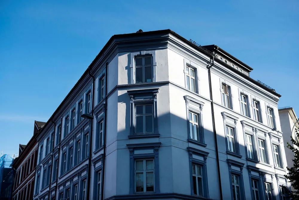 – Vi forventer at boligprisveksten kommer ned på et bærekraftig nivå i løpet av 2017. En konsekvens av dette er at også de regionale forskjellene gradvis vil reduseres i løpet av året, sier Thore Eek i NBBL. Arkivfoto av boliger i Gamlebyen i Oslo.