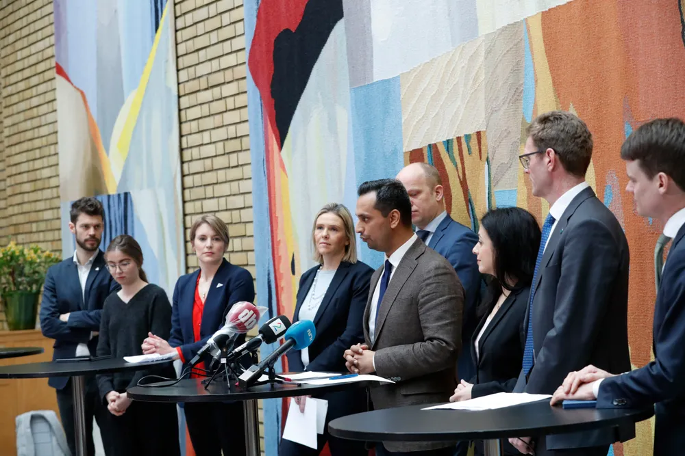 Partienes finanspolitikere kunngjør kraftig økning i koronastøtten i forhold til regjeringens opprinnelige forslag, pressekonferanse i mars 2020.