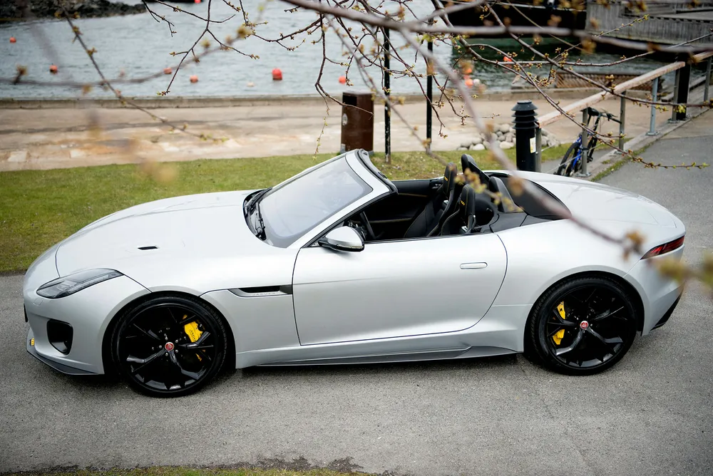Jaguar F-Type er utvilsomt en av de peneste bilene på markedet. Foto: Mikaela Berg