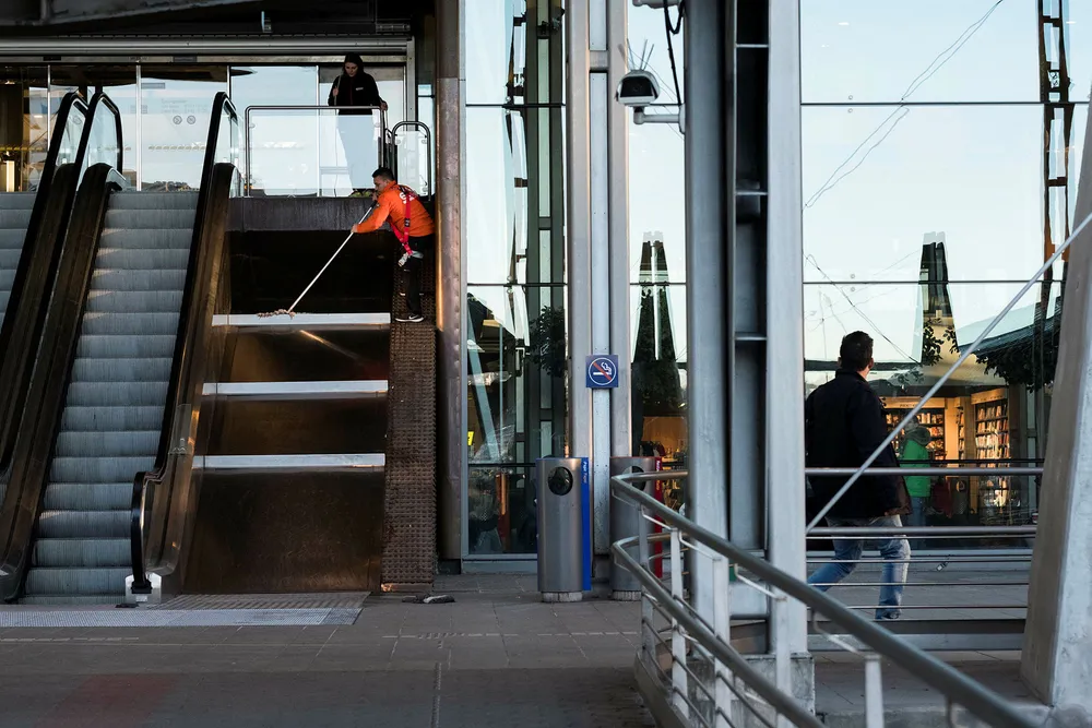 Hvorfor er det rettferdig at pensjonskutt for renholderen som går av ved 62 skal finansiere økt pensjon til advokaten som jobber til 70, spør artikkelforfatteren. Foto: Skjalg Bøhmer Vold
