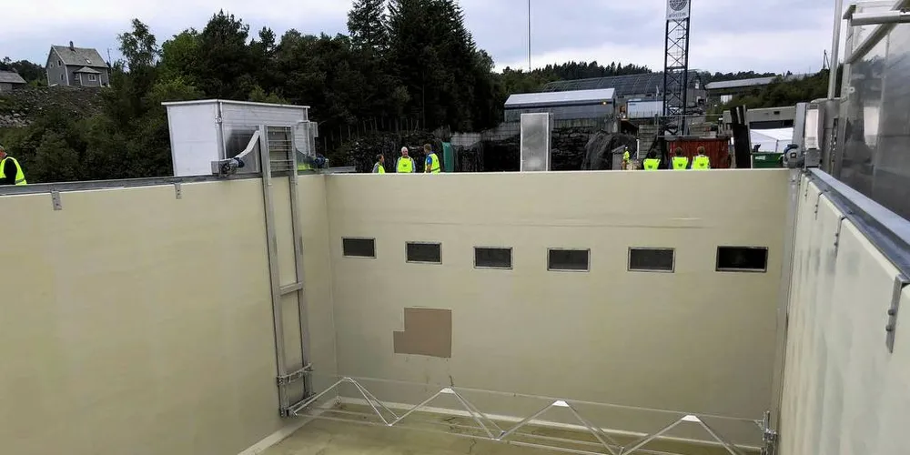 Engesunds lukkede betongmerd har en egen vaskerobot som kjører automatisk på kveldstid etter at fisken er fôret.Foto: Camilla Aadland