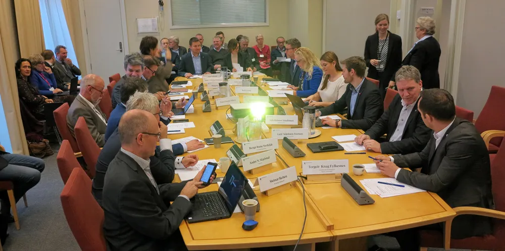Når man endelig har innhentet etterslepet, baller det på seg flere nye saker, skriver Helene Kristoffersen. Bildet er fra høring i Stortingets næringskomités om plikttrålernes kvoter.