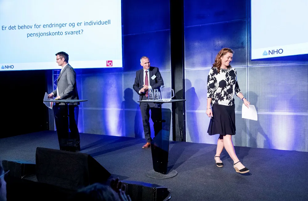 NHO-leder Kristin Skogen Lund og LOs sjeføkonom Roger Bjørnstad går hver sin vei etter debatten under Storebrands pensjonsseminar. I midten debattleder Tom Staavi. Foto: Gunnar Lier