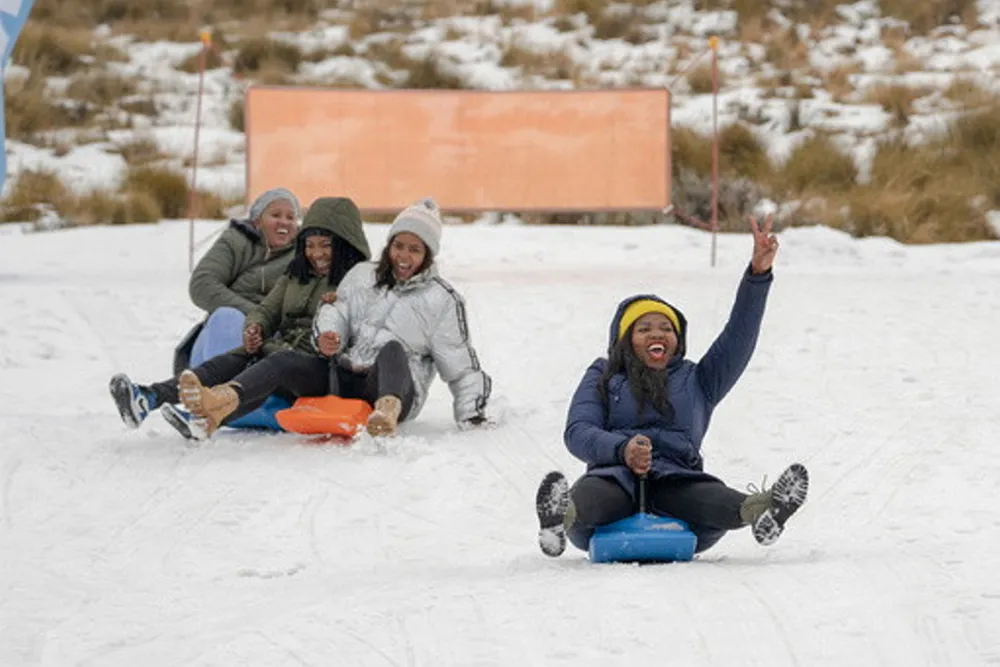 . Mens europeere svetter seg gjennom en rekordvarm sommer, står skientusiaster på villsnø lengst sør i Afrika.