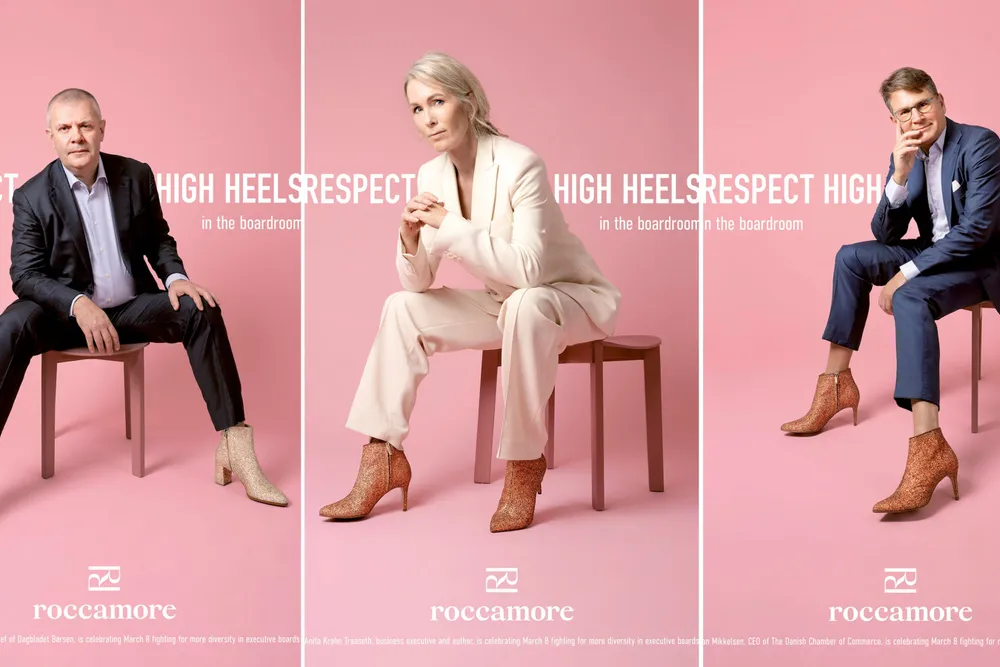 Sjefen for den danske finansavisen Børsen, Bjarne Corydon, frilans og styregrossist Antita Krohn Traaseth og den danske «nho-sjefen», Brian Mikkelsen, poserer i en reklamekampanje for høyhælte sko.