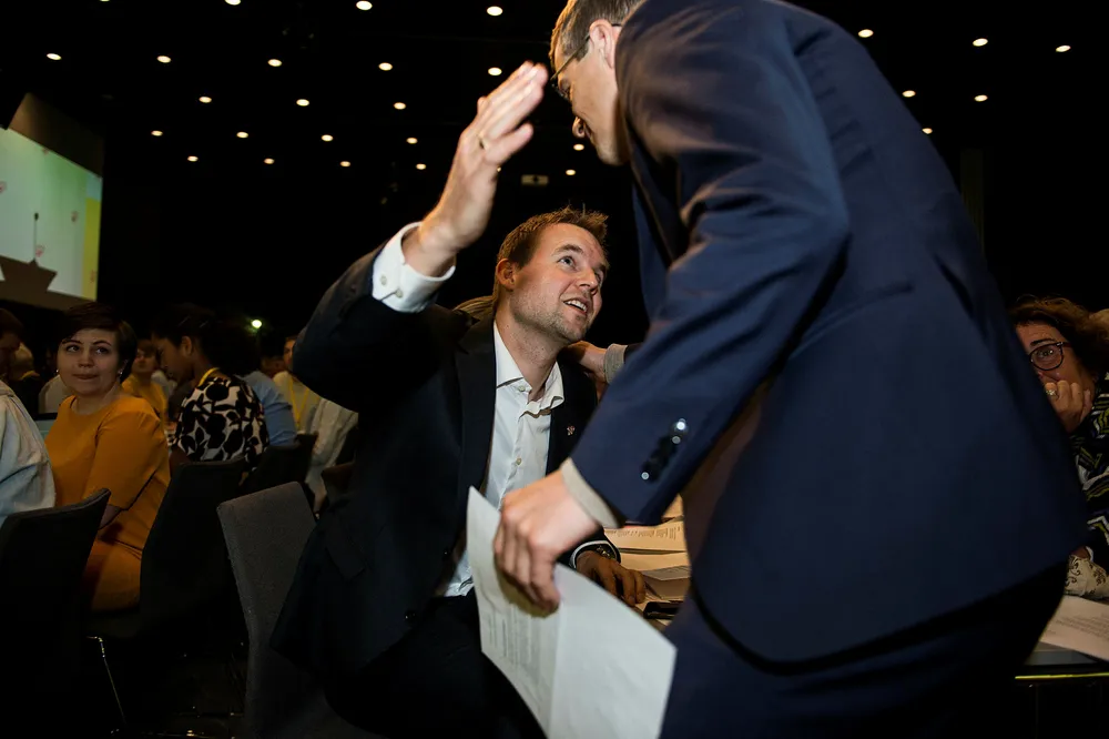 Barne- og familieminister Kjell Ingolf Ropstad er KrFs nye leder. Her gratuleres han av forgjengeren, Knut Arild Hareide under partiets landsmøtet på Sola utenfor Stavager.