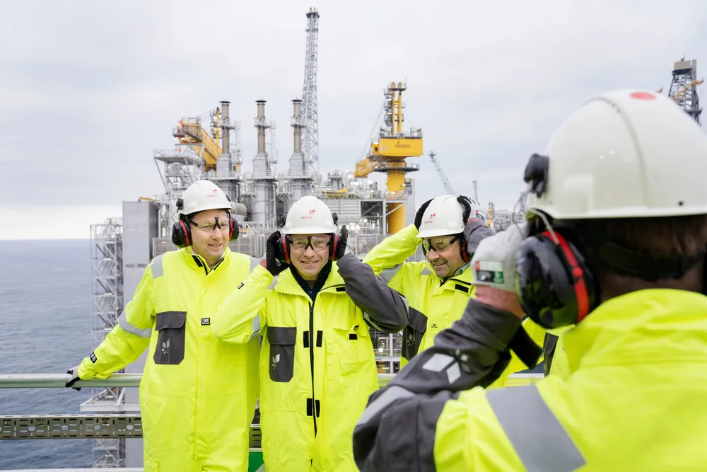 Aker BP skal prøve å få noe ut av et oljefunn Equinor ga fra seg i 2009. Her står Aker BP-sjef Karl Johnny Hersvik (midten) med blant andre Kjetil Hove (til venstre), sjef for norsk sokkel i Equinor, under den offisielle åpningen av fase to på Johan Sverdrup-feltet.