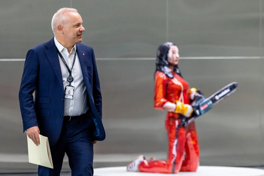 Noe må Equinors konsernsjef Anders Opedal bruke pengene på. Her foran en statue som er en del av selskapets kunstsamling og står i atriet på kontoret på Fornebu: statuen Metabo av Osang Gwon.