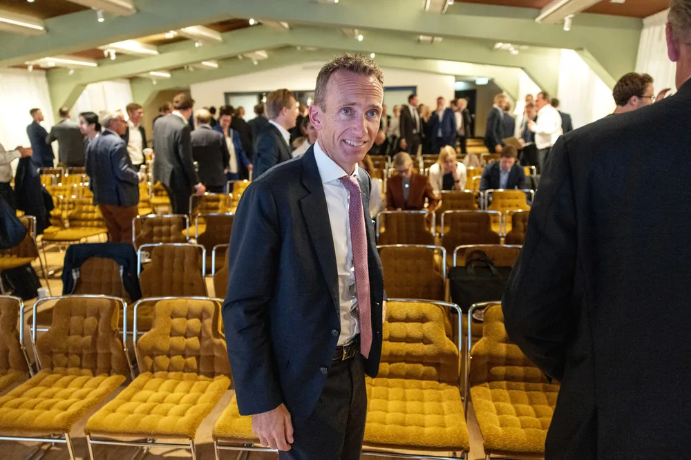Morten E. Astrup har to bøker han pleier å gi bort i gave til fadderbarn. Den ene handler om aksjer, den andre handler om gjeld.