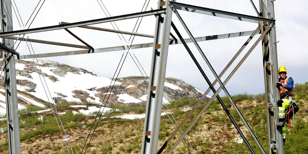 Linjebygger: En av Dalekovods arbeidere på vei opp en mast i Mødalen ved Kvamskogen.