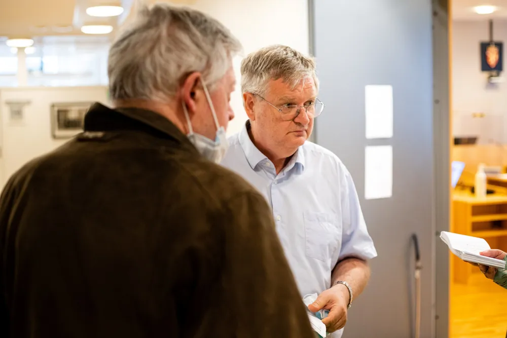 Sverre A. Harvei ble fortalt av banken at han var blitt utsatt for svindel og måtte kontakte politiet så fort som mulig. Det kom frem da han vitnet mot den bedrageritiltalte 34-åringen som var daglig leder i selskapet United Beverages International.