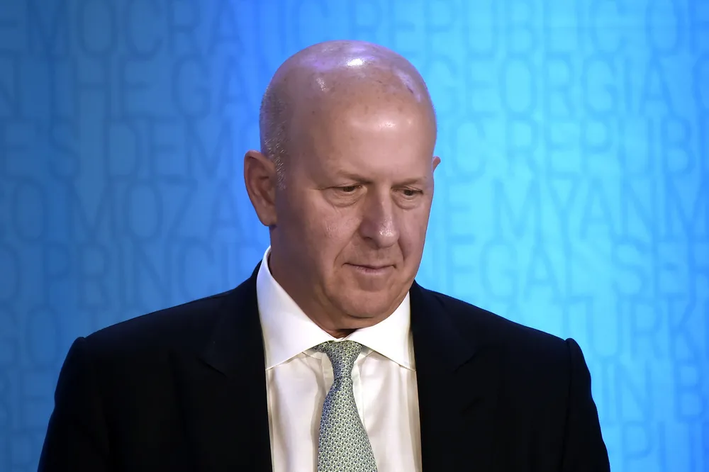 Konsernsjef David Solomon hos Goldman Sachs får redusert kompensasjonen for 2020 med ti millioner dollar på grunn av finansinstitusjonens rolle i en av de største korrupsjonsskandalene.
