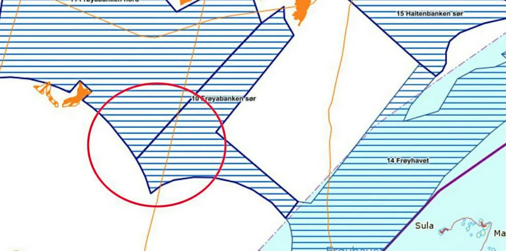 Den røde ringen viser omtrent hvor Salmars Mariculture ønsker å plassere den nye havmerden. De orange områdene viser oljefelt.