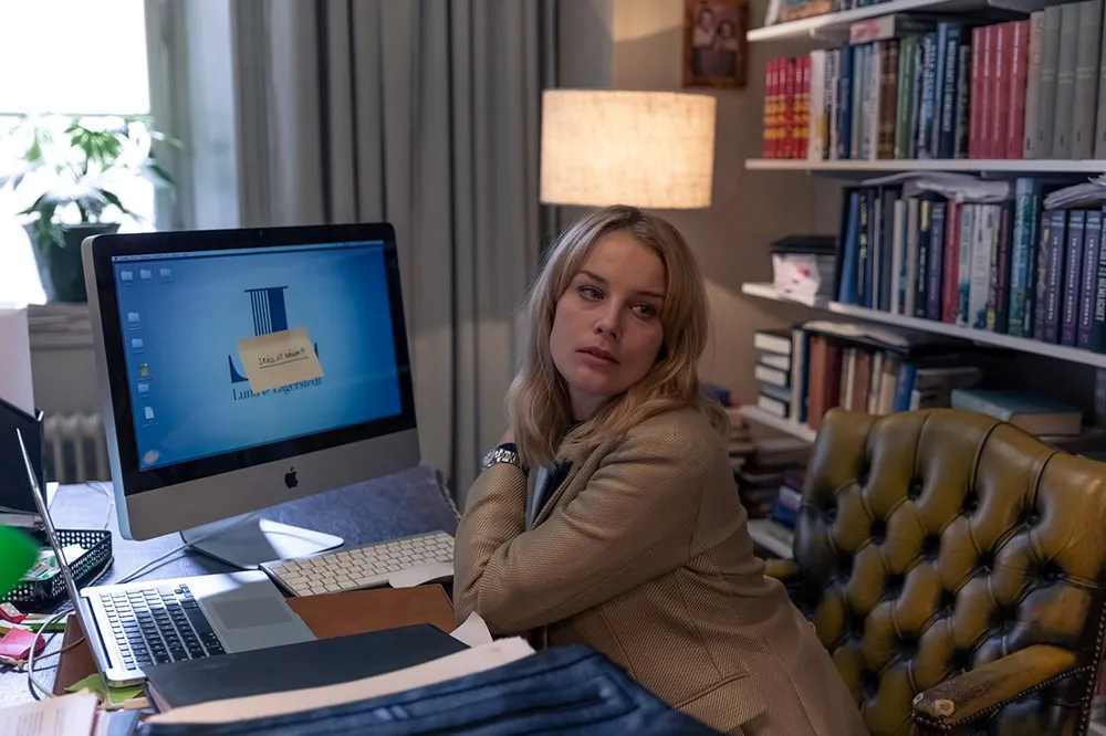 Ida Engvoll (avbildet) spiller hovedrollen i den svenske Netflix-serien «Kjærlighet og anarki». Den handler om en 40-åring med svakhet for nettporno og unge vikarer på jobben. Serien harselerer med kulturbransjen, Metoo og mye mer. Serieskaper Lisa Langseth er blant dem som har vært kritisk til politisk styring av den svenske filmbransjen.