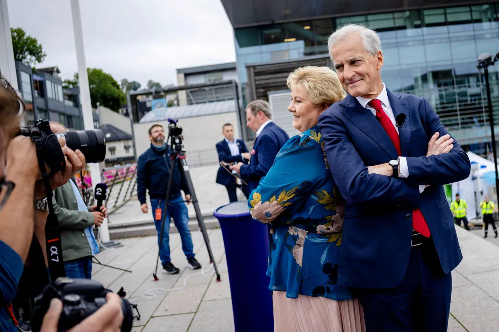 Erna Solberg og Jonas Gahr Støre i Arendal.