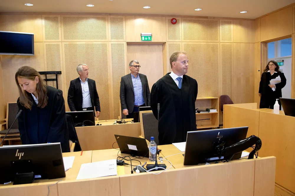 I retten var Brunstadstiftelsen representert ved styremedlem Tore Aslaksen (venstre bak) og styreleder Finn Åge Ødegård (høyre bak). Foran advokat Hans Ingvald Stensholdt og rettslig medhjelper Thea Killengreen. Dommer Cecilie Kvalheim på vei inn.