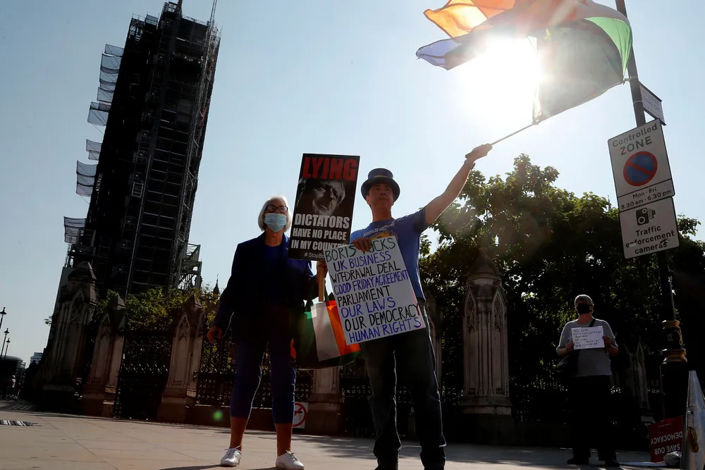 EU-vennlige demonstranter stilte seg opp nær Parlamentet i London mandag i protest mot regjeringens lovforslag som inneholder punkter i strid med utmeldingsavtalen.