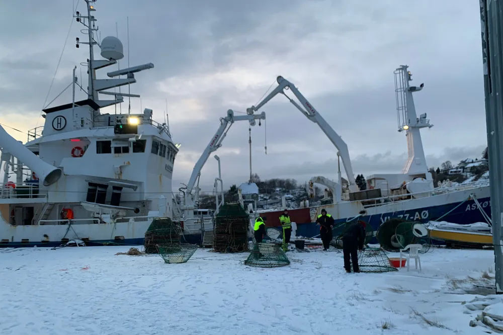 «Askøybas» er en av båtene som ikke har fått svar på om de får fiske snøkrabbe. Det er en skandale at ikke Nærings- og fiskeridepartementet evner å svare når klagerne får svar.