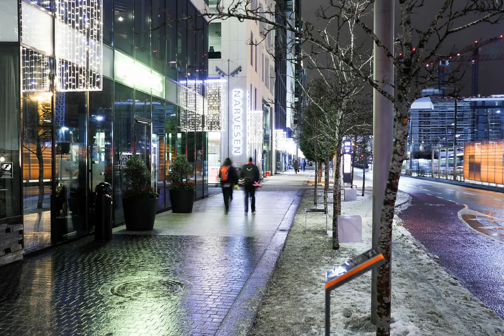 Byliv handler ikke bare om å fylle gatene og allmenningene med folk. Jeg står i kulden og ser nedover Dronning Eufemias gate i Bjørvika i Oslo. Hva slags valg er det tatt her, om hva slags samfunn vi ønsker å være, spør Ingerid Helsing Almaas. Her i Dronning Eufemias gate. Foto: Gunnar Lier