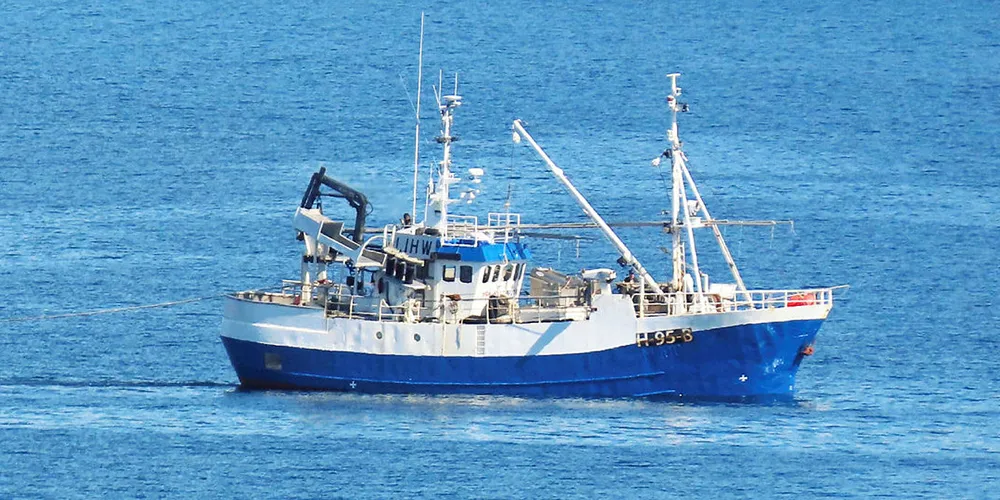 LETER: Makrellbåten «Silver Bay» og hjelpebåt «Normann» på leting etter makrell mellom Svolvær og Skrova søndag ettermiddag. Tilsynelatende i godt vær, men vindgråen ødelegger ofte makrellmulighetene.