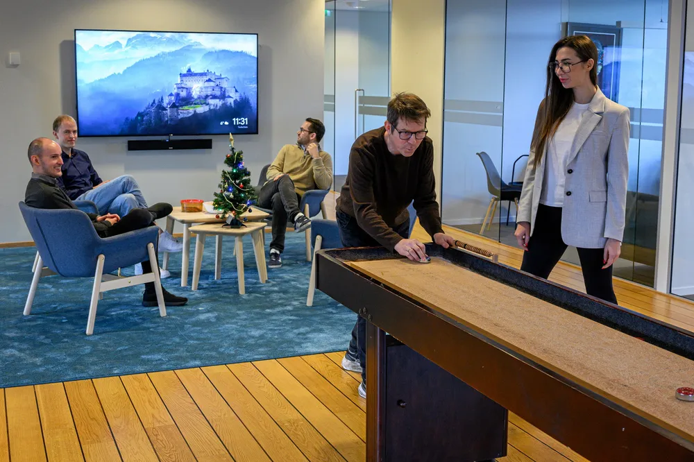 Som i mange oppstartsselskaper, er det også rom for litt lek i Enlink. Shuffleboardet gir avveksling mellom mange timer foran skjermene. Her er det Dan Ove Tungeland Nilsen som har utfordret Aleksandra Ilić til et spill.