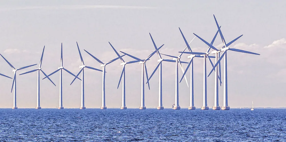 Det kreves 1000 turbiner på land eller 470 turbiner i havet for å elektrifisere transportsektoren bare med vindkraft. Men forutsetningene for regnestykket er så tullete at det ikke gir mening.