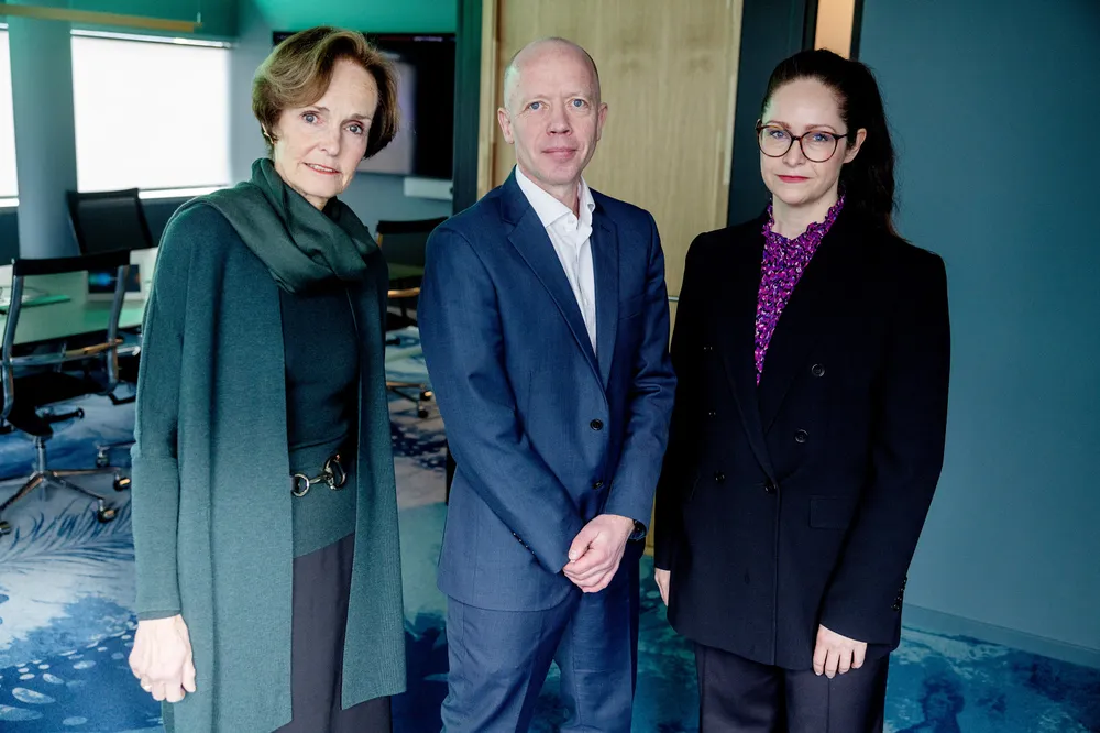 Styreleder Anette Olsen, avtroppende konsernsjef Trond Sundnes i DN Media Group og sjefredaktør og administrerende direktør Janne Johannessen i DN.