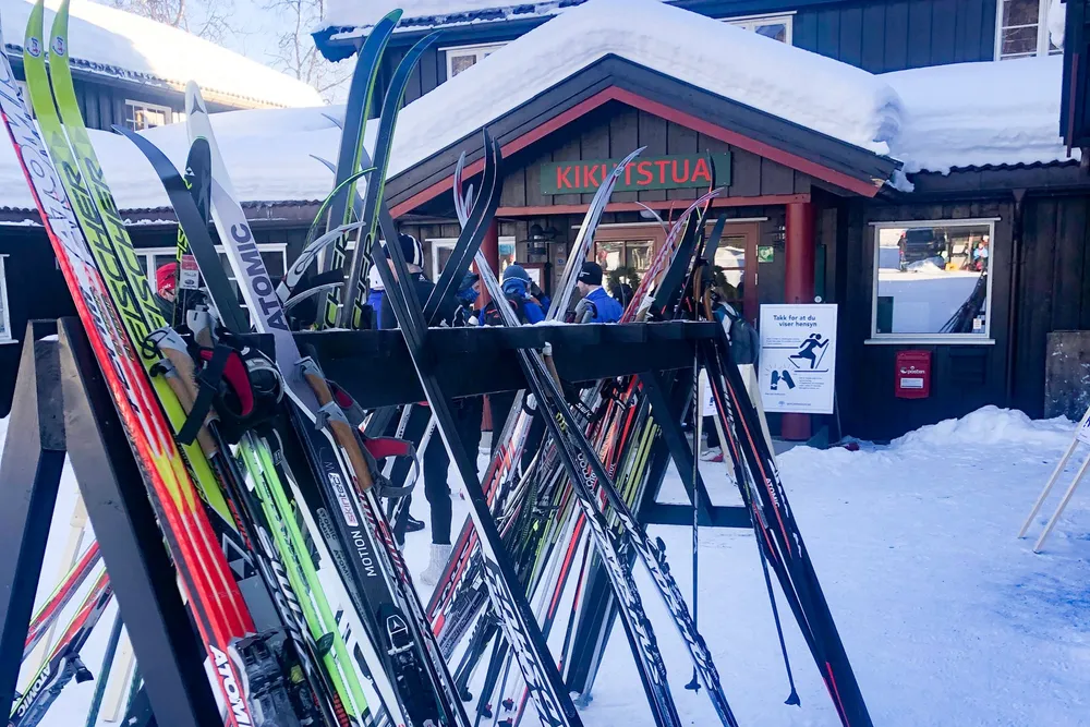 Når skiføret er bra, blir det fort folksomt og kamp om stolene på Kikutstua i Nordmarka i Oslo. Innfør en minuttpris på stolene og sett heller ned prisen på kaffe og vaffel, skrev Gisle Natvik i DN nylig.